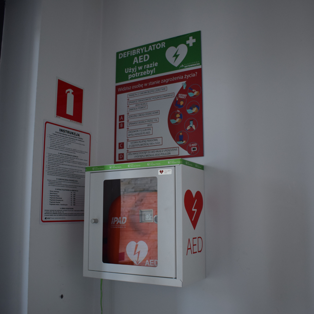 Firma WhyNotTravel posiada defibrylator AED