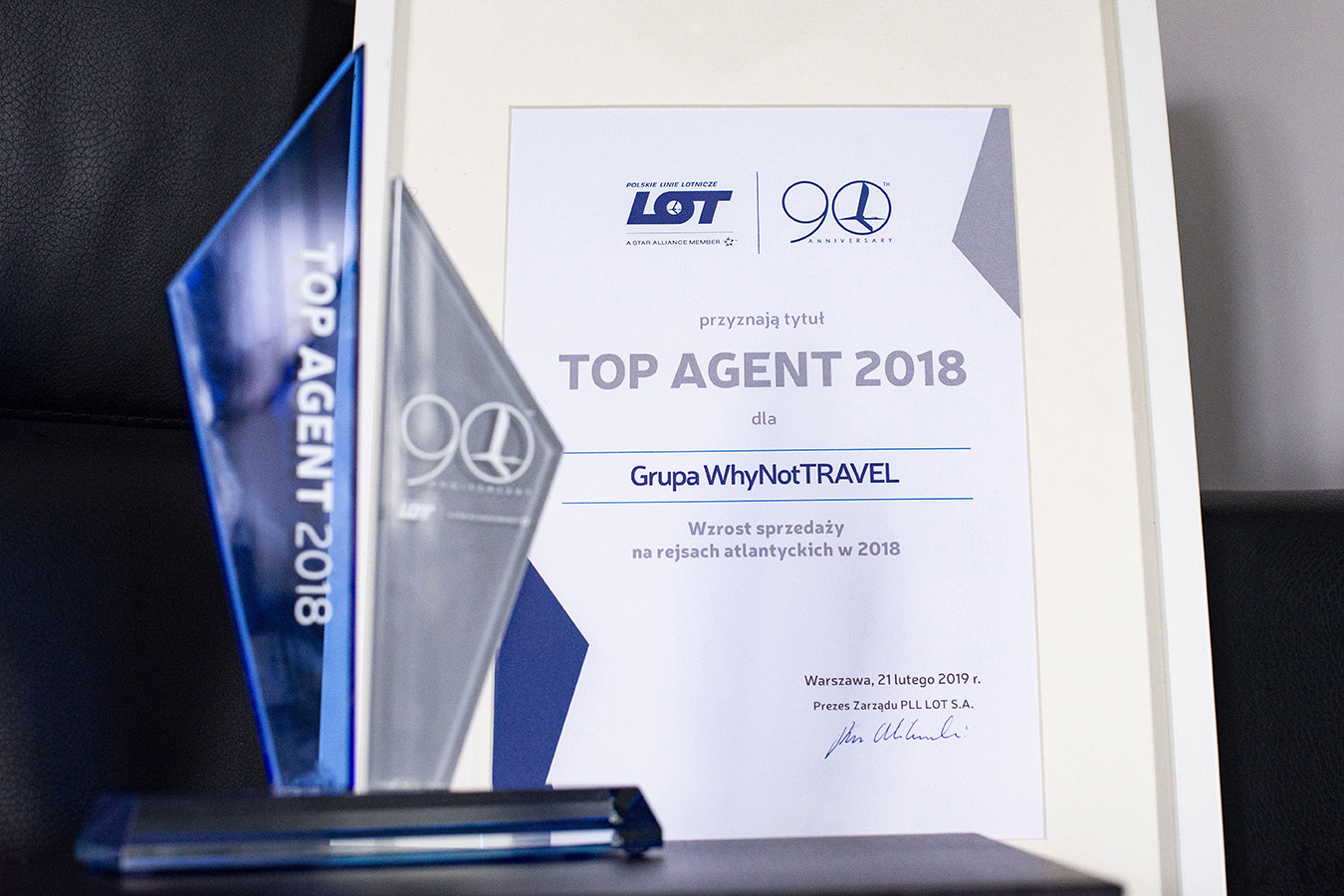 Grupa Why Not TRAVEL ze statuetką Top Agent 2018 od PLL LOT